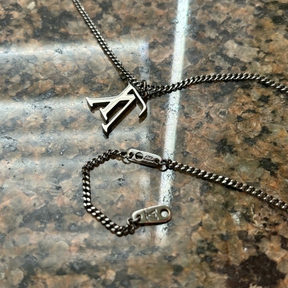 LOUIS VUITTON Adjustable Collier LV
Upside Down Necklace M62683 - Picture 5 of 10